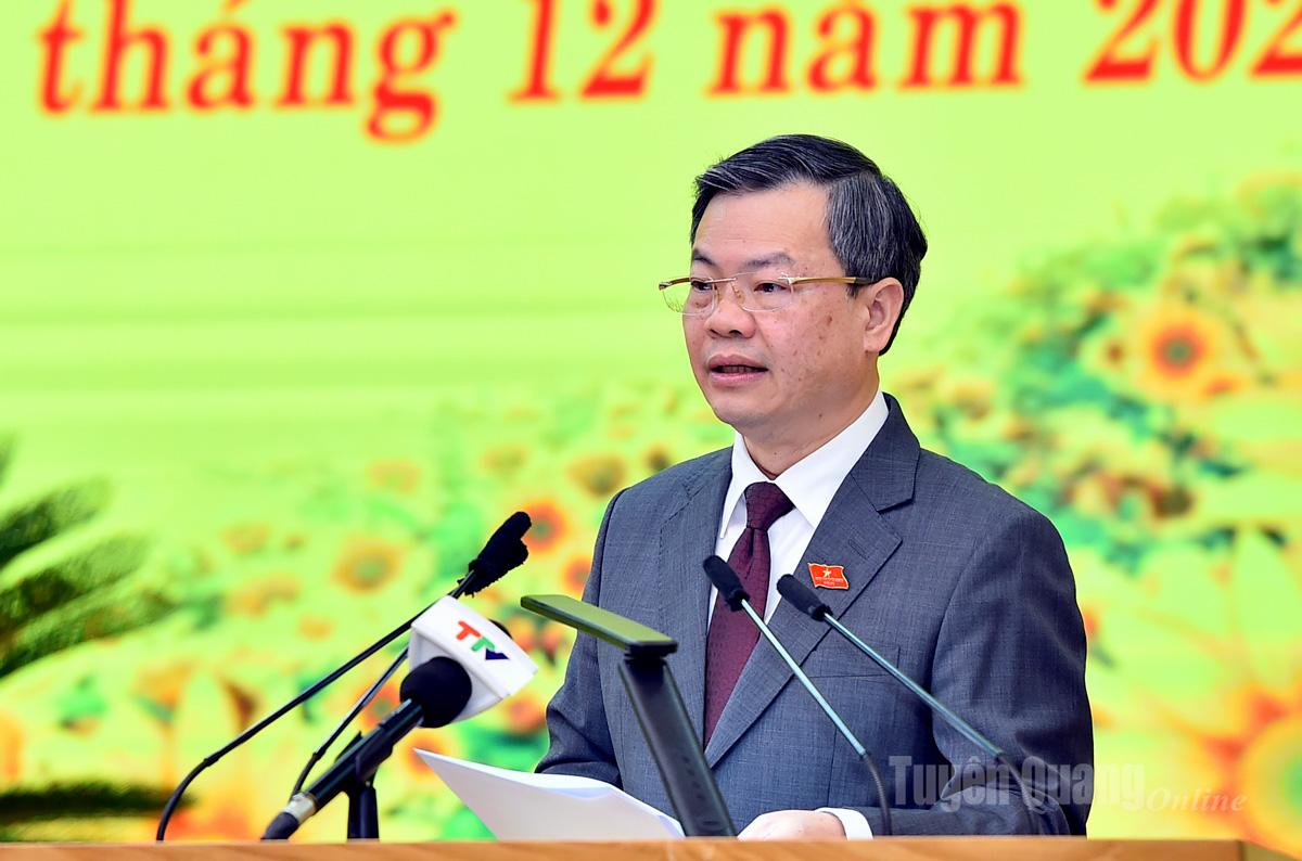 Leder av det provinsielle folkerådet, Nguyen Van Son, holdt åpningstalen på møtet.