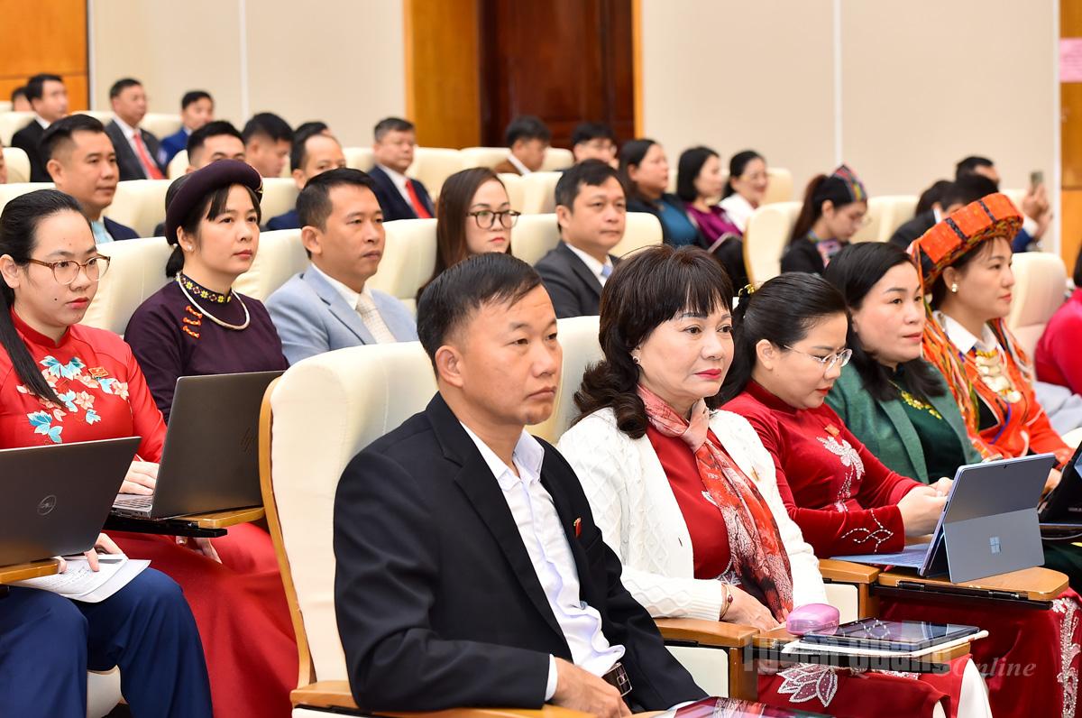 Delegater fra det provinsielle folkerådet på møtet.