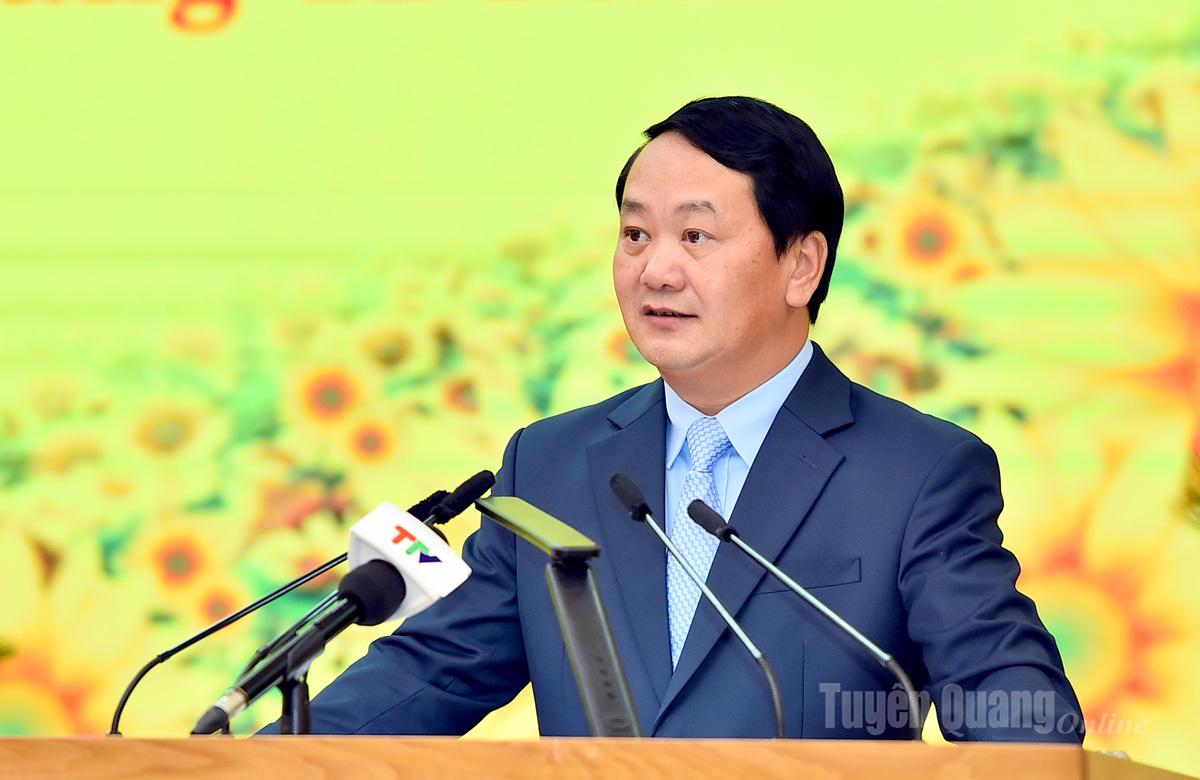 Provinspartisekretær Hau A Lenh holdt en tale på møtet.