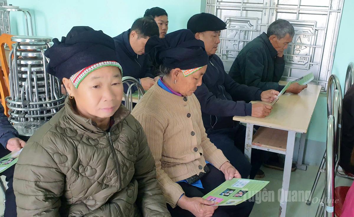 Folk mottok brosjyrer om ytelser ved rettshjelp.