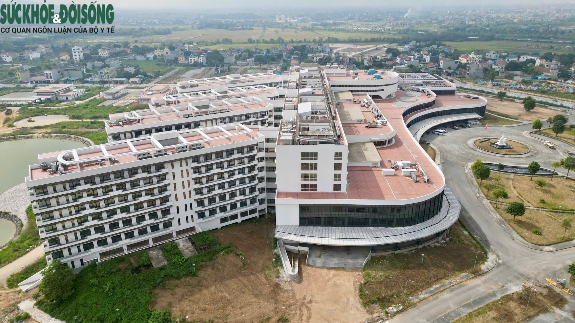 Ngày 9/12 lắp đặt hơn 300 giường tại cơ sở 2 Bệnh viện Bạch Mai, sẵn sàng phục vụ người bệnh- Ảnh 5.