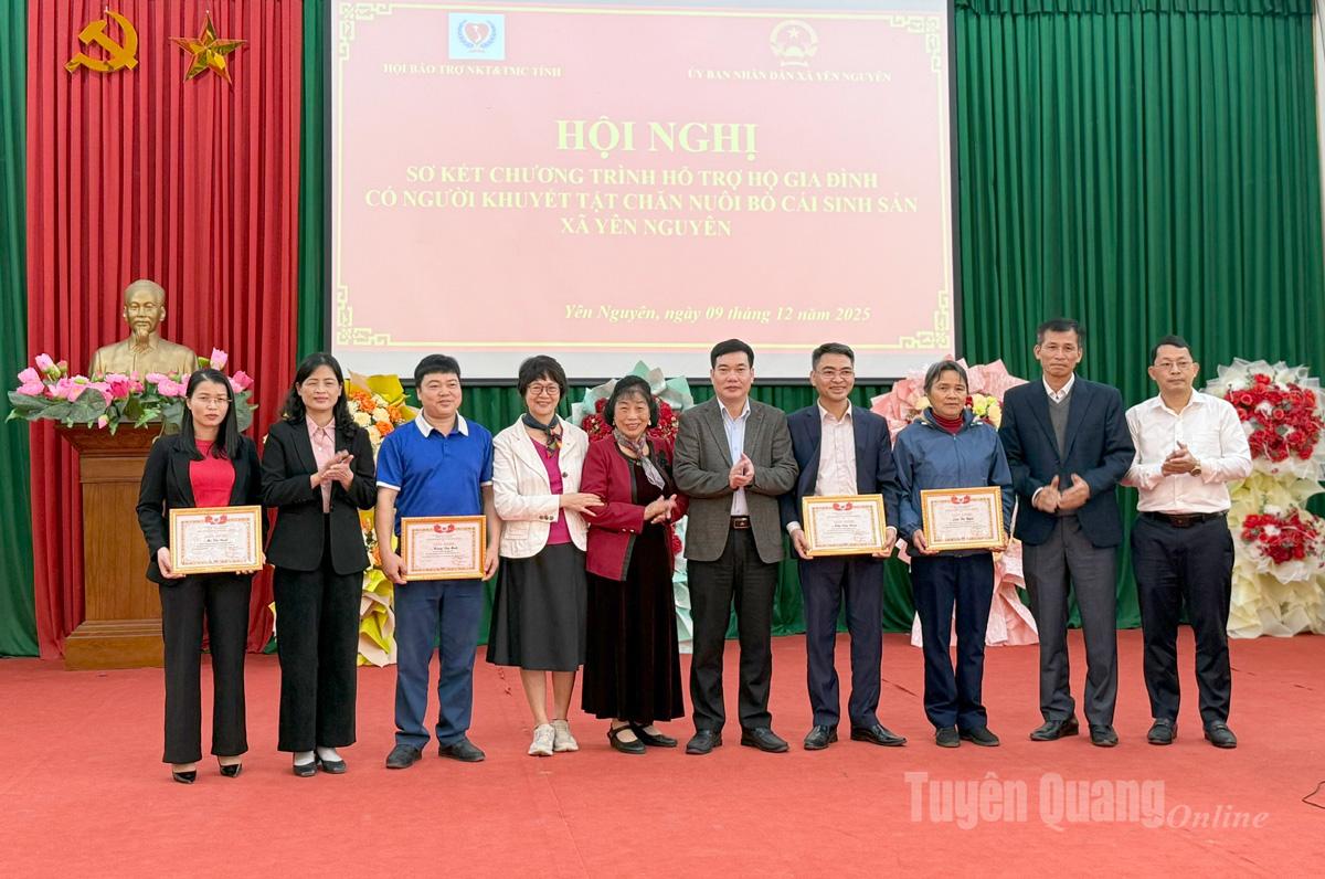 Den provinsiella föreningen för skydd av personer med funktionsnedsättning och föräldralösa barn delade ut förtjänstbevis till individer.