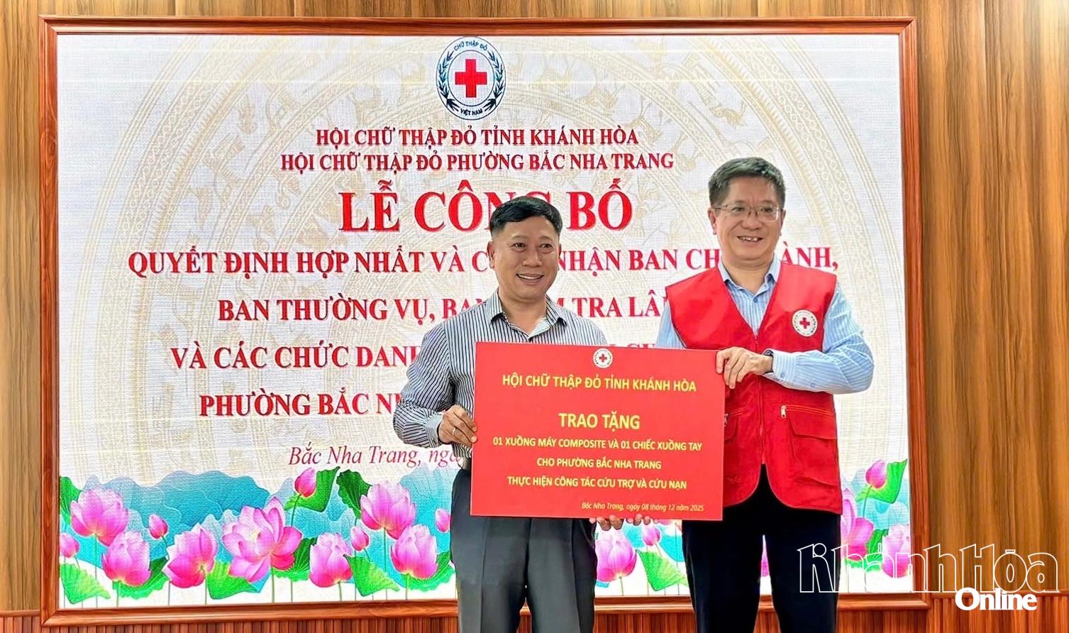 ថ្នាក់ដឹកនាំកាកបាទក្រហមខេត្ត ប្រគល់ទូកចំនួន២ ជូនគណៈកម្មាធិការប្រជាជនឃុំបាក់ញ៉ាត្រាង។