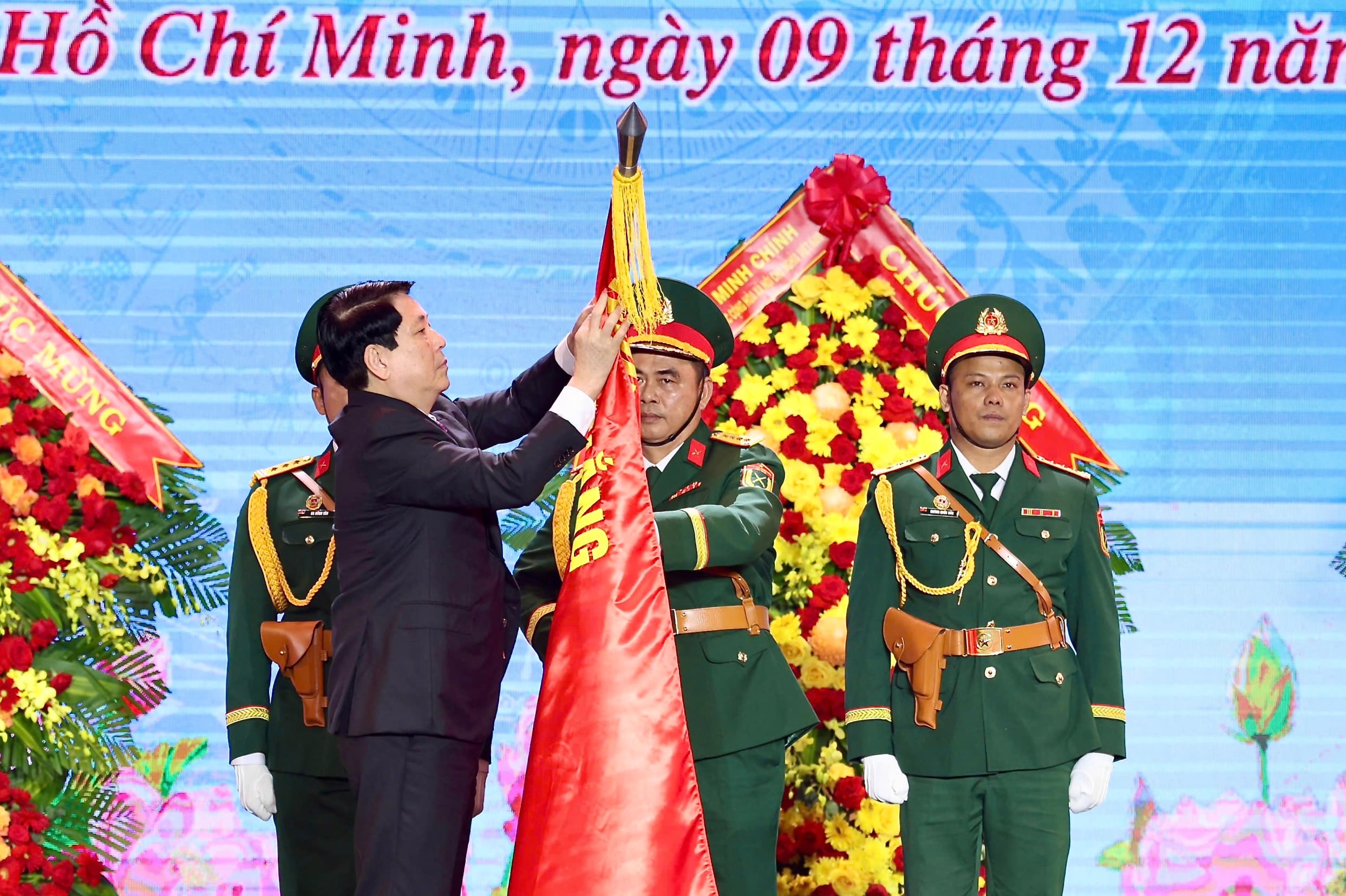 Chủ tịch nước Lương Cường trao danh hiệu Anh hùng lực lượng vũ trang cho Quân khu 7 - Ảnh 4.