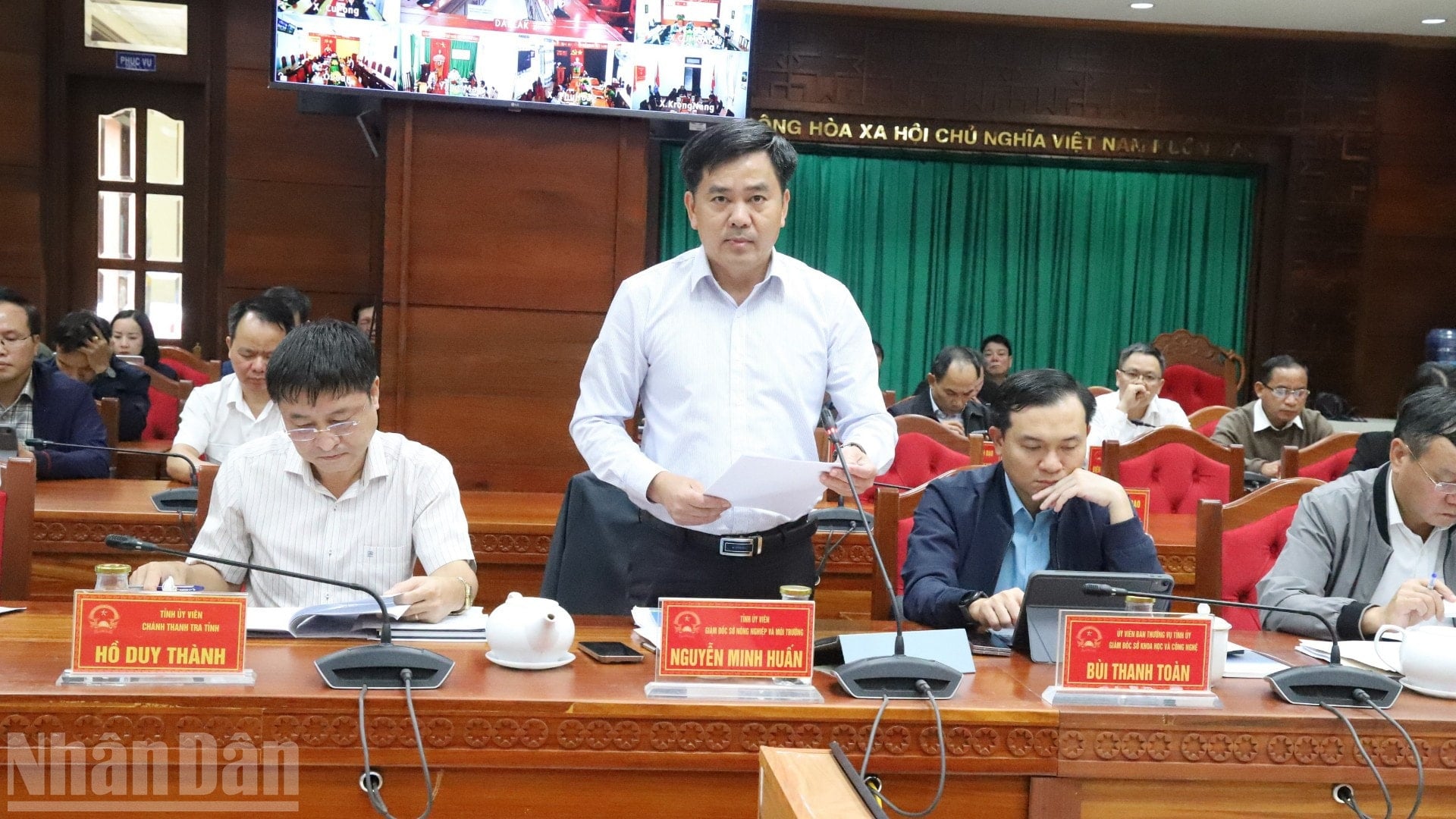 Nguyen Minh Huan, chef för jordbruks- och miljödepartementet i Dak Lak-provinsen, informerade om de skador som stormar och översvämningar orsakat jordbrukssektorn. ndo_bl_img-8873-393.jpg