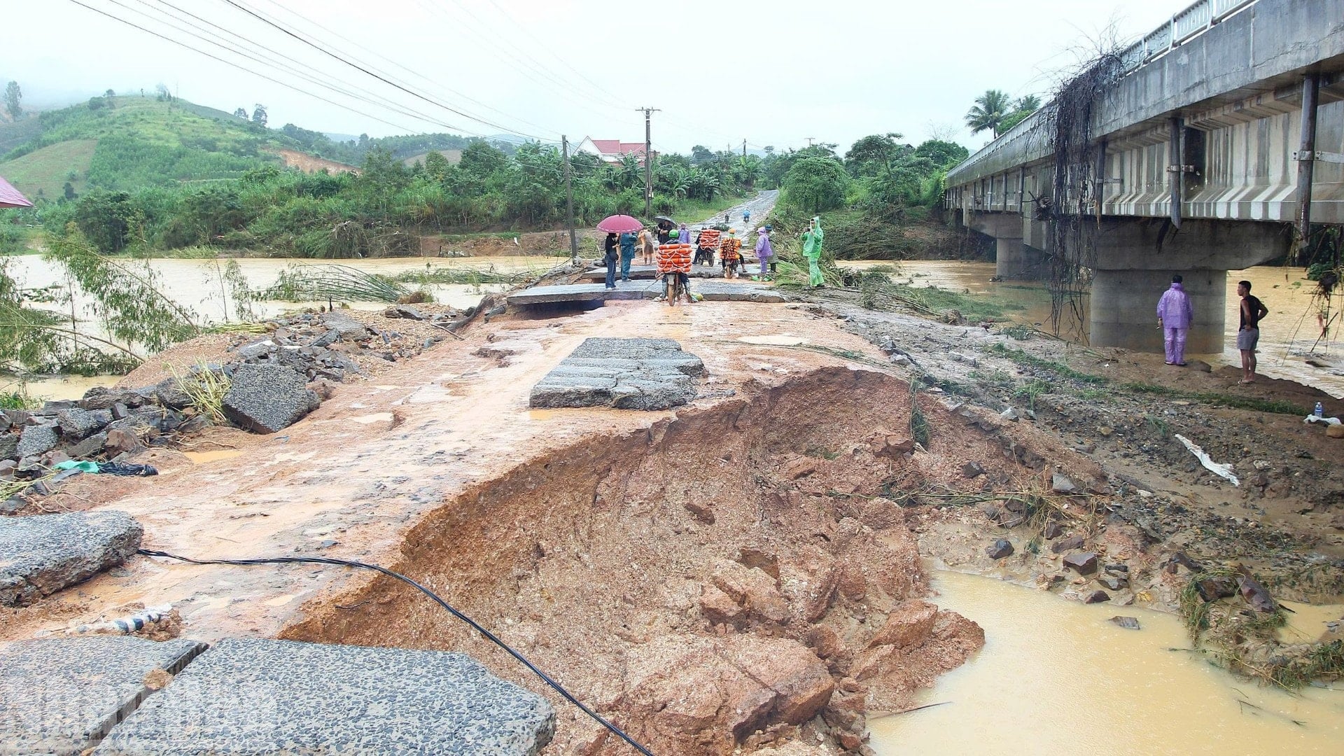 Stormen och översvämningen i november orsakade skador för cirka 10 000 miljarder VND i Dak Lak-provinsen. ndo_bl_img-8248.jpg