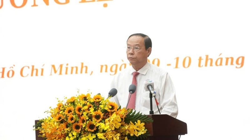 Kamerat Nguyen Loc Ha, nestleder i byens folkekomité, rapporterte om den sosioøkonomiske situasjonen på møtet.