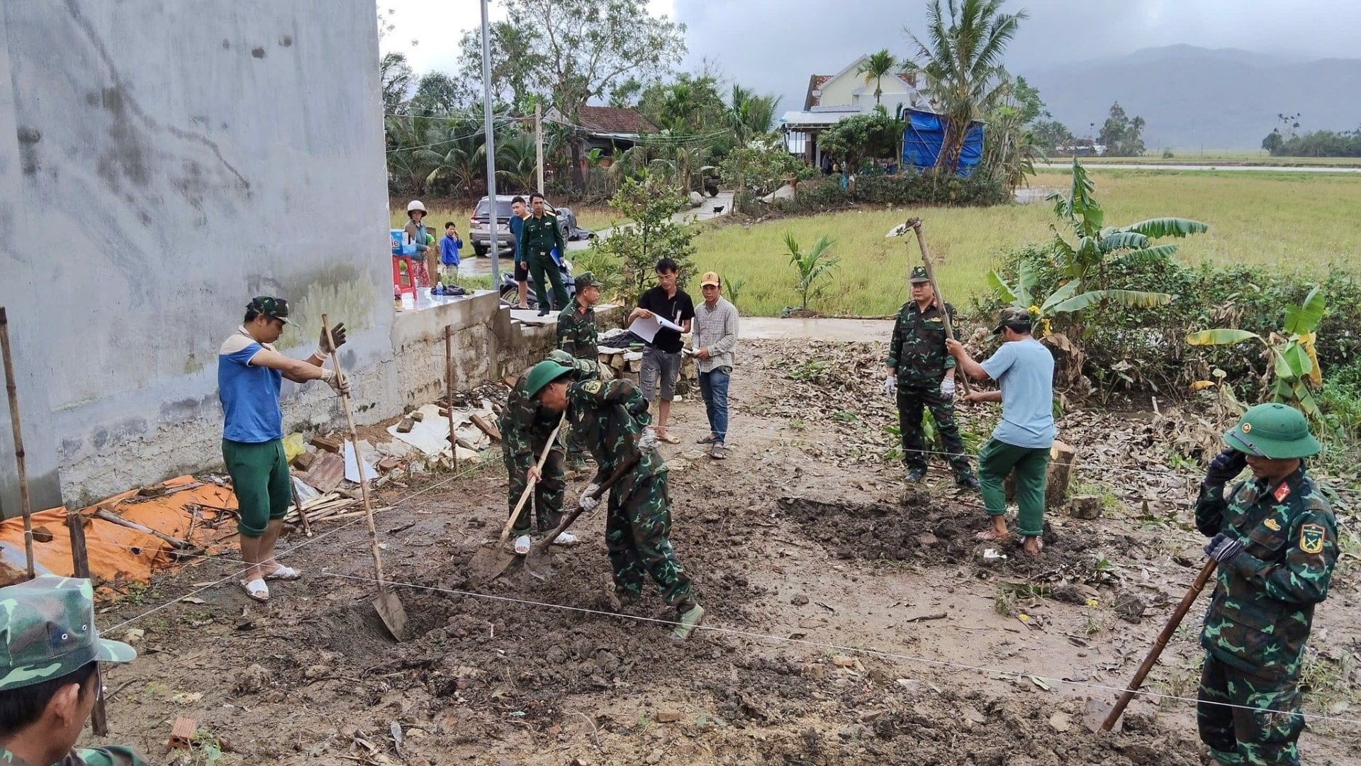 Militära enheter bygger snarast hus åt människor i översvämningsdrabbade områden. img-2675-9131.jpg