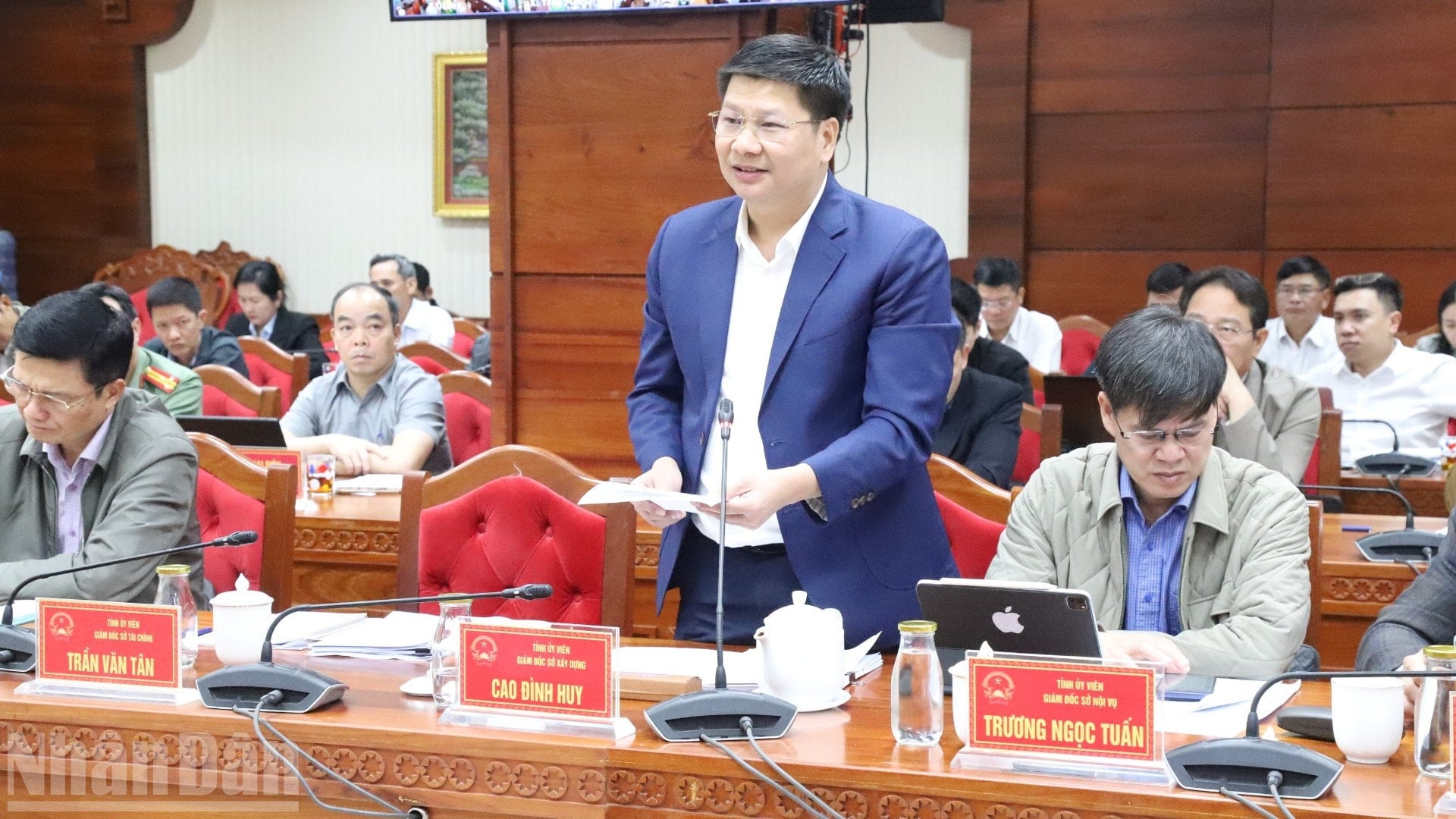 Cao Dinh Huy, chef för Dak Lak-provinsens byggavdelning, informerade om husbyggnation för översvämningsoffer vid provinsens folkkommittés ordinarie novembermöte. ndo_bl_img-8881-2083.jpg