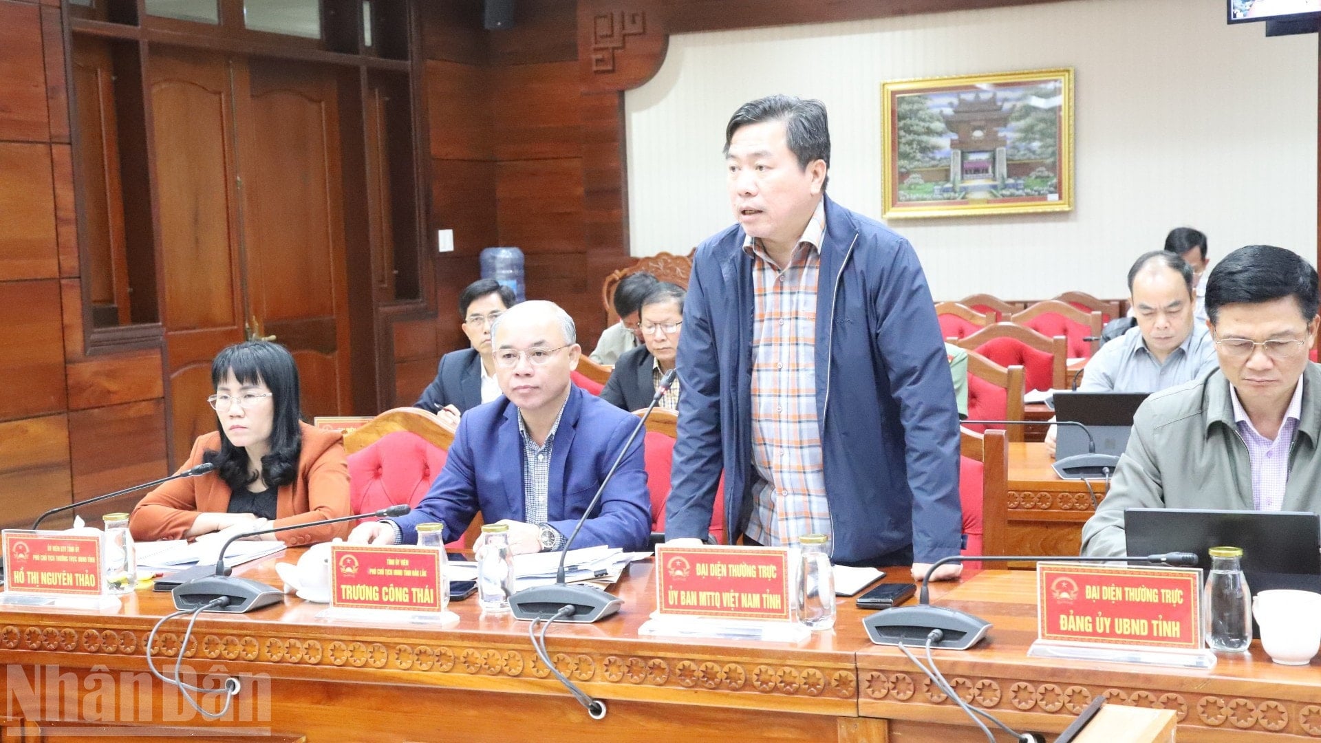 Ständige vice ordförande för Vietnams fosterlandsfrontskommitté i Dak Lak-provinsen, Tran Huu, informerade om situationen för att övervinna konsekvenserna av stormar och översvämningar. ndo_bl_img-8892-743.jpg