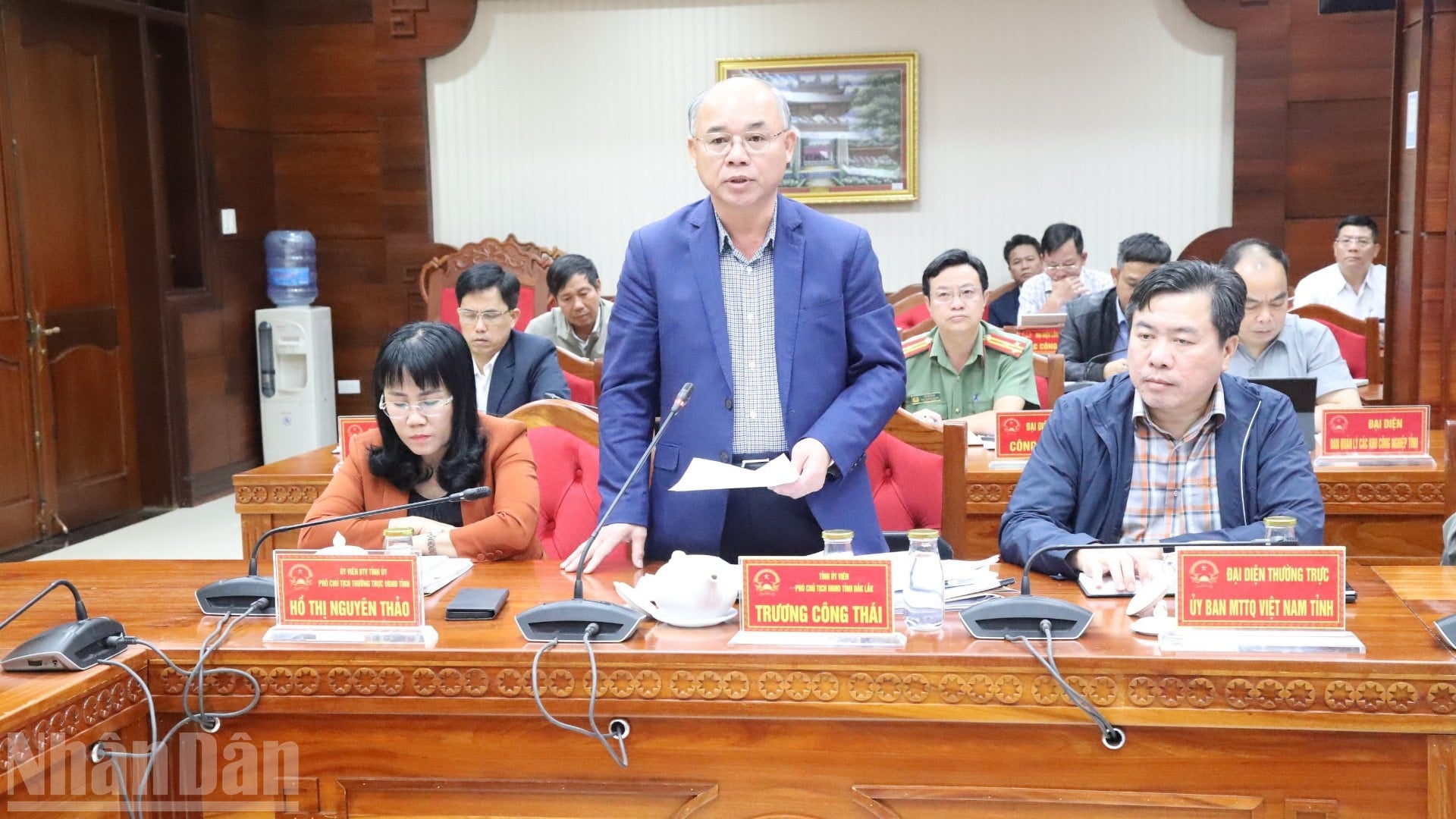 Vice ordförande för Dak Lak provinsiella folkkommitté, Truong Cong Thai, informerade om byggprocessen för viktiga projekt och arbeten samt utbetalningen av offentligt investeringskapital vid den ordinarie konferensen i november 2025. ndo_bl_img-8896-6581.jpg