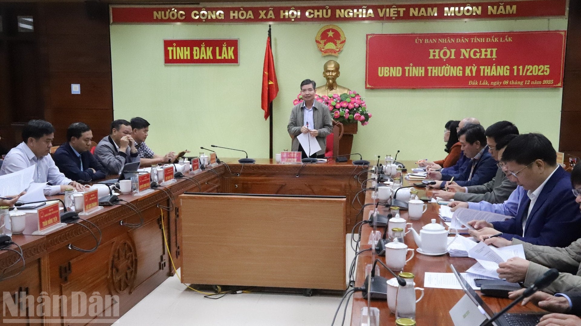 Ordföranden för Dak Laks provinsiella folkkommitté, Ta Anh Tuan, höll ett tal vid den ordinarie konferensen i november 2025. ndo_bl_img-8841-2600.jpg