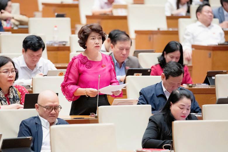 グエン・ティ・レ・トゥイ代表は12月8日の午後、ホールで演説した。