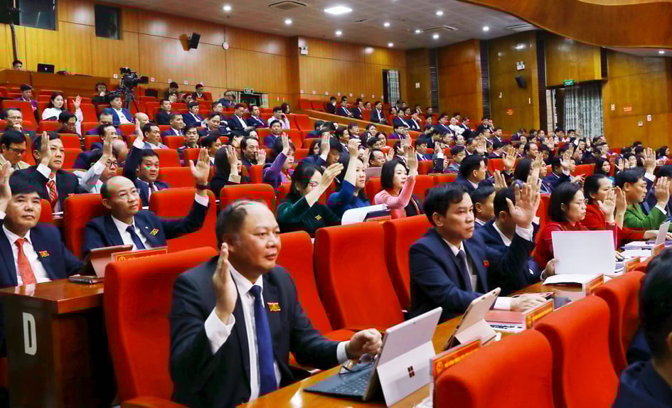 Die Delegierten stimmen über Inhalt und Tagesordnung der Sitzung ab. Foto: Informationsportal Bac Ninh. Các đại biểu biểu quyết thông qua nội dung, chương trình kỳ họp. Ảnh: Cổng thông tin Bắc Ninh.