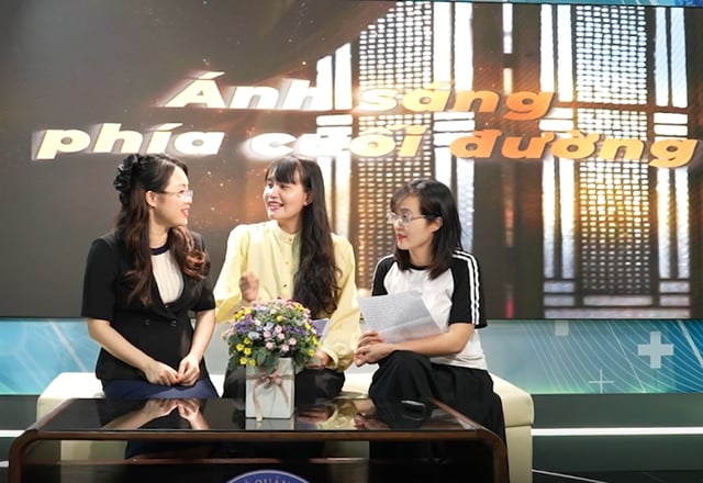 'Ánh sáng phía cuối đường' và những người kể chuyện từ tuyến đầu phòng, chống HIV/AIDS- Ảnh 3.