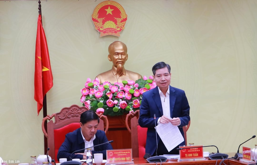 ທ່ານປະທານຄະນະກຳມະການປະຊາຊົນແຂວງ ດັກລັກ Ta Anh Tuan ໄດ້ລາຍງານກ່ຽວກັບການປະຕິບັດບັນດາຂະບວນການແຂວງ ດັກລັກ.