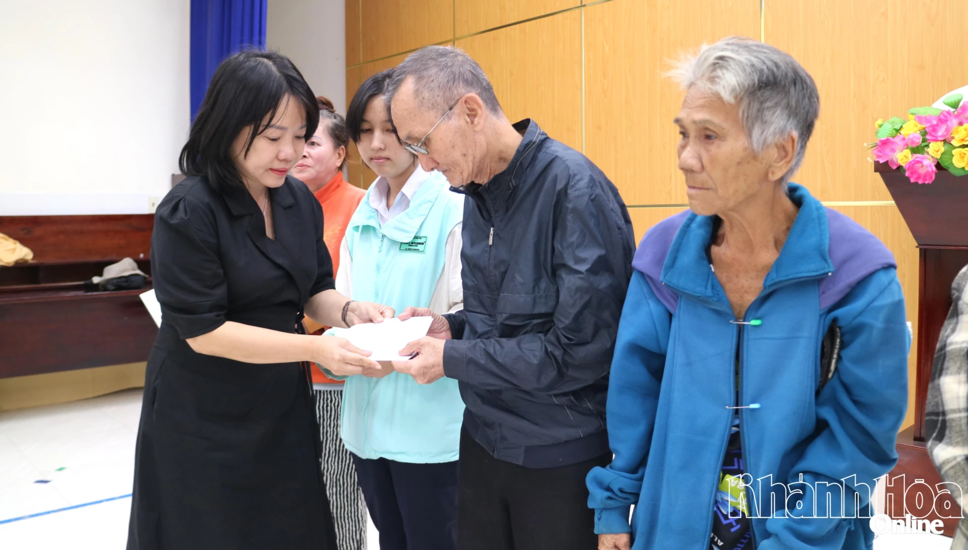 A Sra. Thai Thi Le Hang, diretora do jornal, rádio e televisão Khanh Hoa, entregou presentes aos moradores do bairro de Nam Nha Trang.