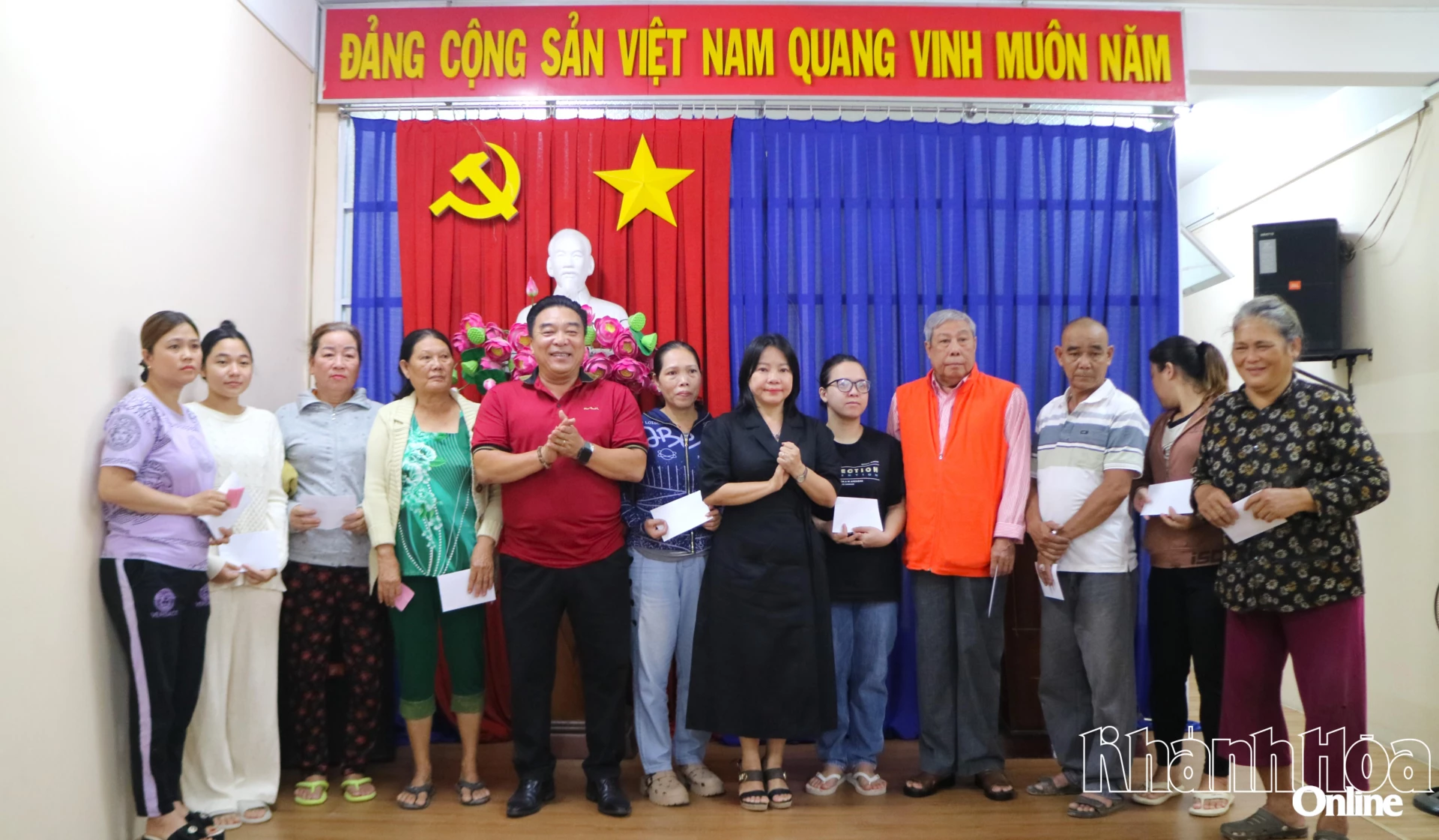 Entrega de presentes às famílias afetadas pelas inundações no bairro de Bac Nha Trang.