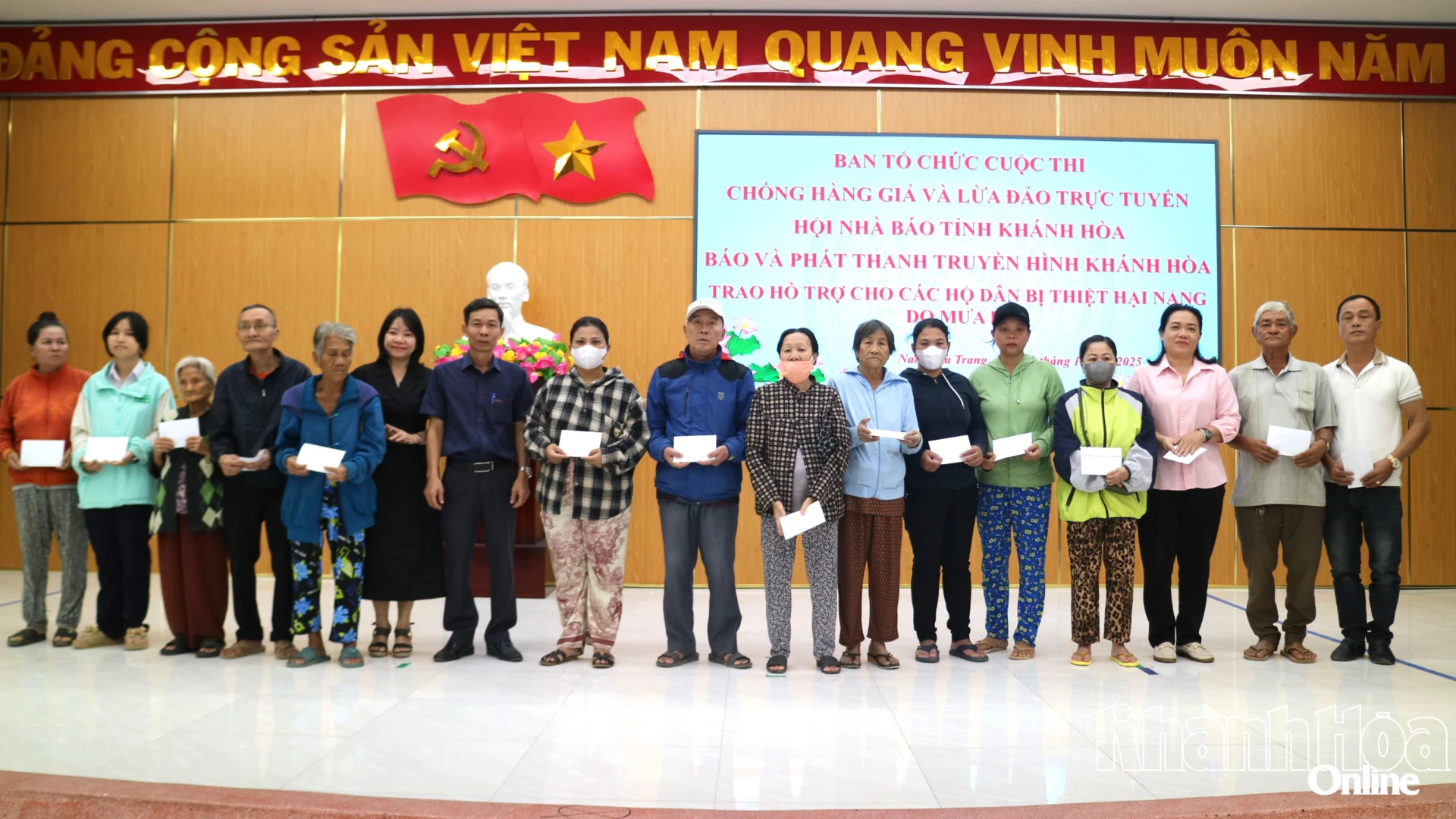 Entrega de presentes às famílias afetadas pelas inundações no bairro de Nam Nha Trang.