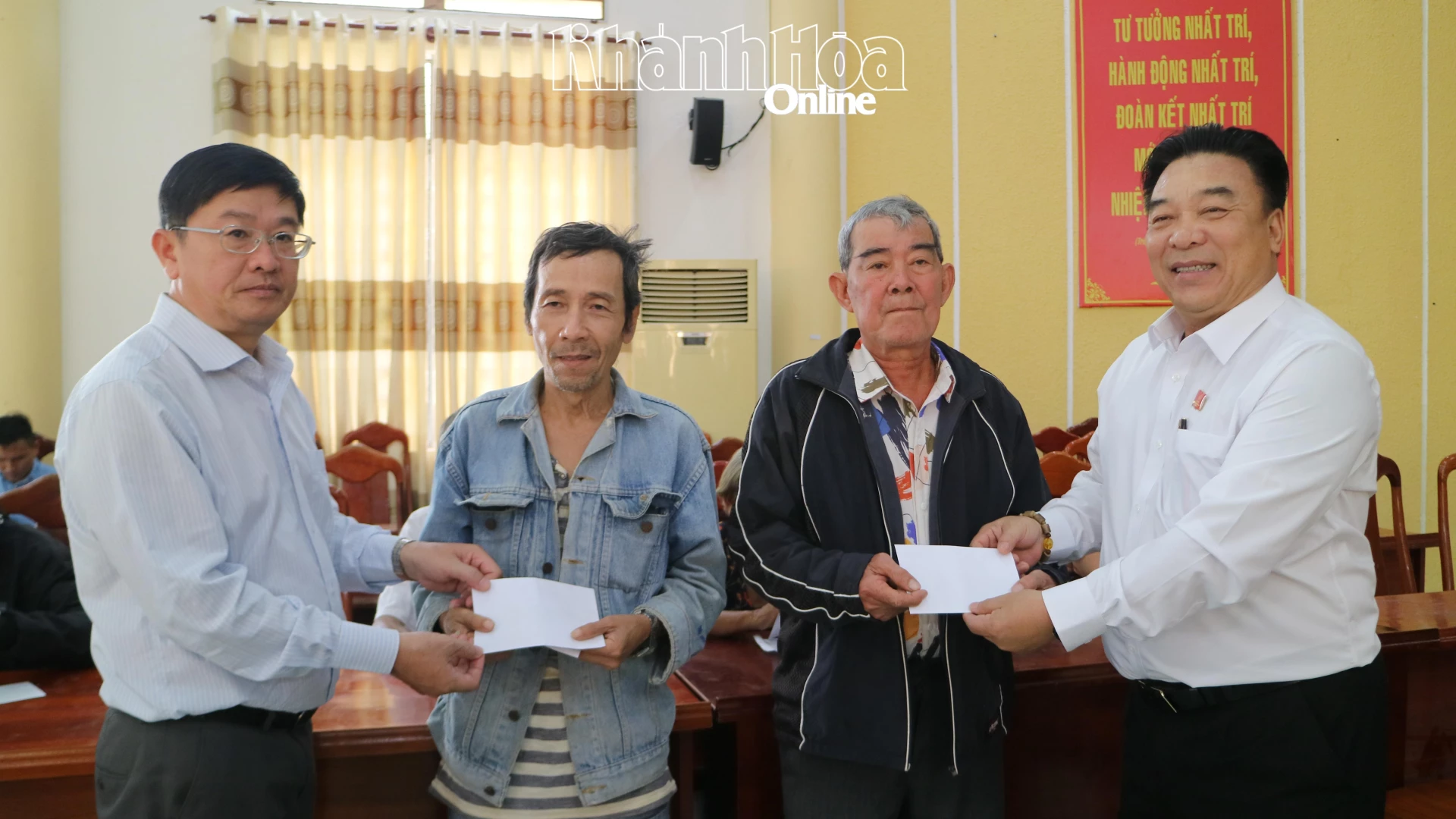 Líderes do jornal, rádio e televisão Khanh Hoa, juntamente com líderes da Associação Provincial de Jornalistas, presentearam representantes da comuna de Dien Khanh.