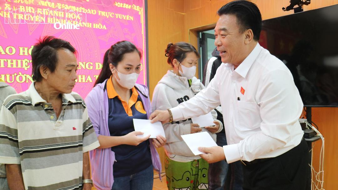 O Sr. Doan Minh Long, Presidente da Associação Provincial de Jornalistas, entregou presentes aos moradores do bairro de Tay Nha Trang.