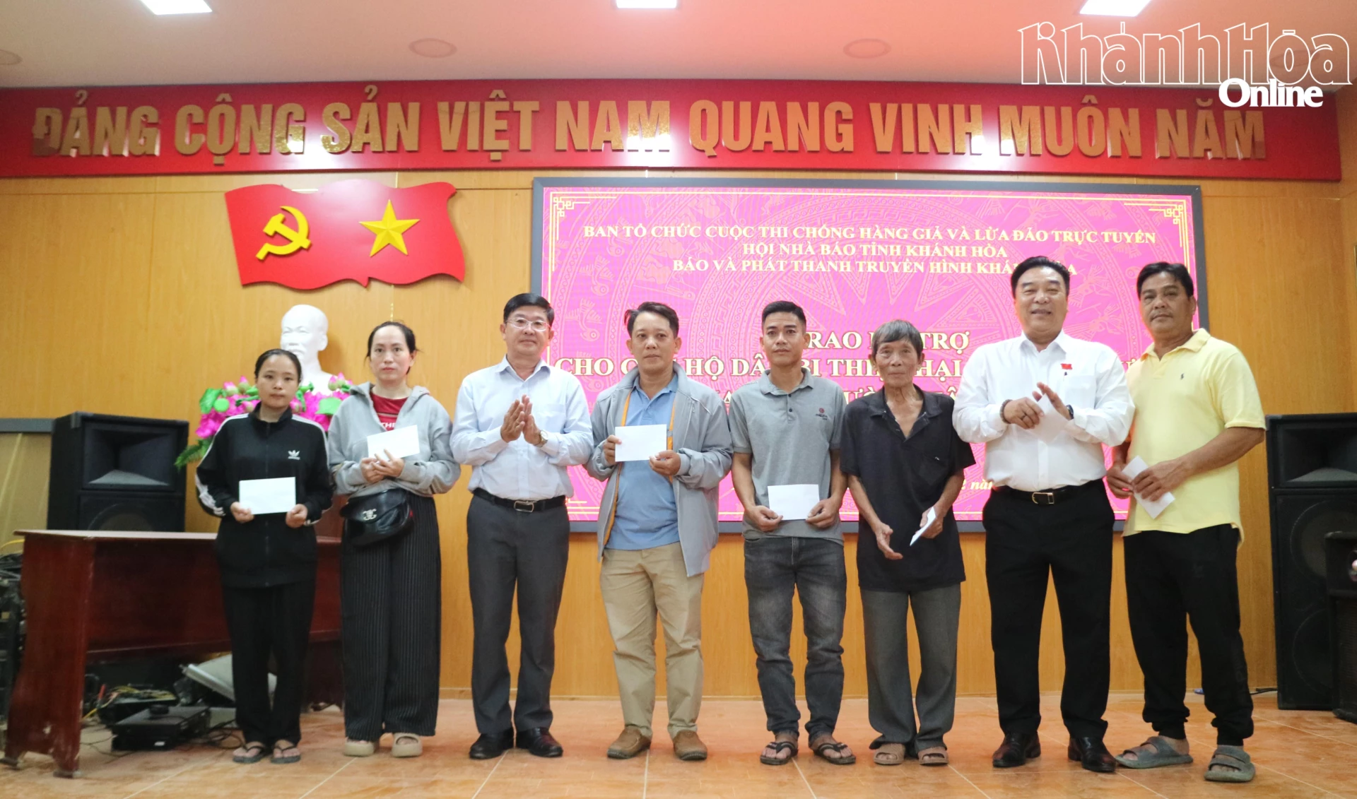 Entregando presentes para as pessoas no bairro de Tay Nha Trang.