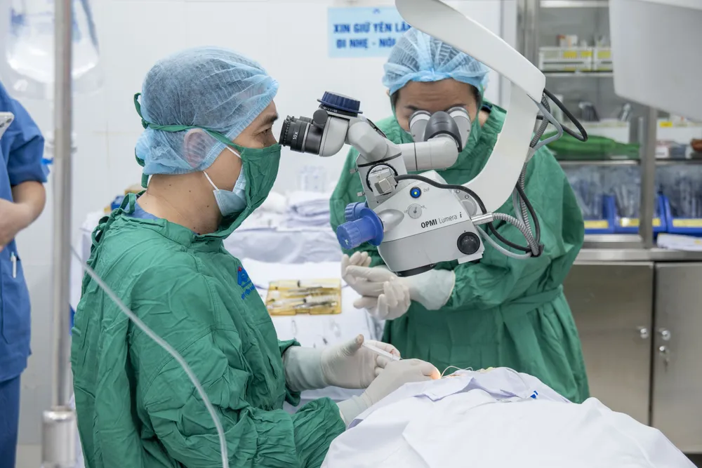 רופאים בבית החולים לעיניים בהו צ'י מין סיטי מבצעים השתלות קרנית בחולים