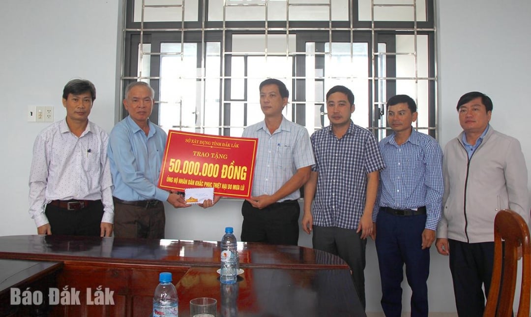 តំណាងមន្ទីរសំណង់បានបរិច្ចាគថវិកាចំនួន ៥០លានដុង ដល់វួដ Phu Yen ដើម្បីជម្នះការខូចខាតដោយសារទឹកជំនន់។