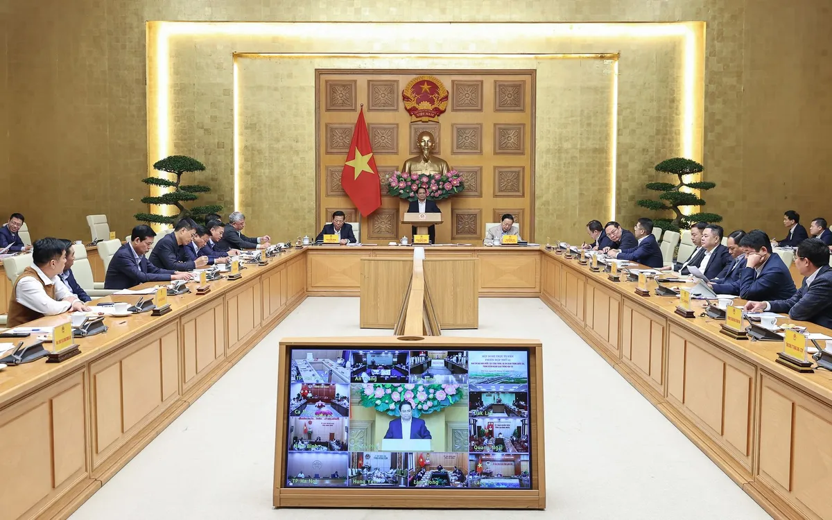 นายกรัฐมนตรีขอให้บรรลุเป้าหมายในการดำเนินการทางด่วนอย่างน้อย 3,000 กม. และถนนเลียบชายฝั่งประมาณ 1,700 กม. - ภาพ: VGP/Nhat Bac Thủ tướng yêu cầu hoàn thành mục tiêu đưa vào khai thác ít nhất 3.000 km đường bộ cao tốc và khoảng 1.700 km đường bộ ven biển - Ảnh: VGP/Nhật Bắc