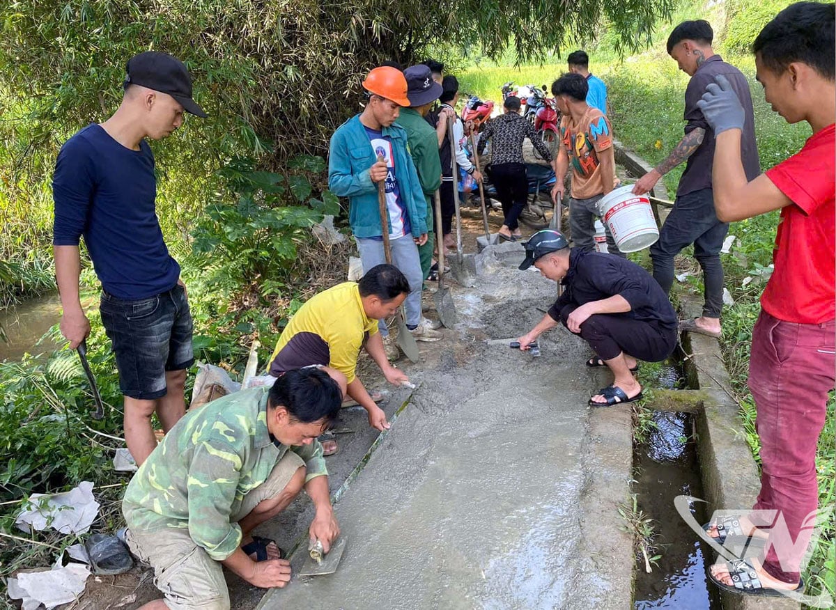 Menggerakkan orang ramai, membuka jalan, dan konkrit ke kampung Khau Qua (Ba Be)