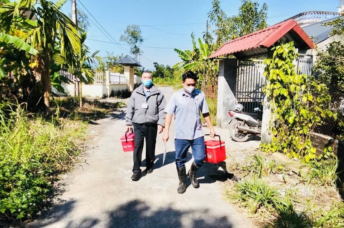 A equipe veterinária da comuna visita cada família para vaciná-las contra doenças. Foto: Cuong Vu. Cán bộ thú y xã đến từng gia đình tiêm vaccine phòng bệnh. Ảnh: Cường Vũ.