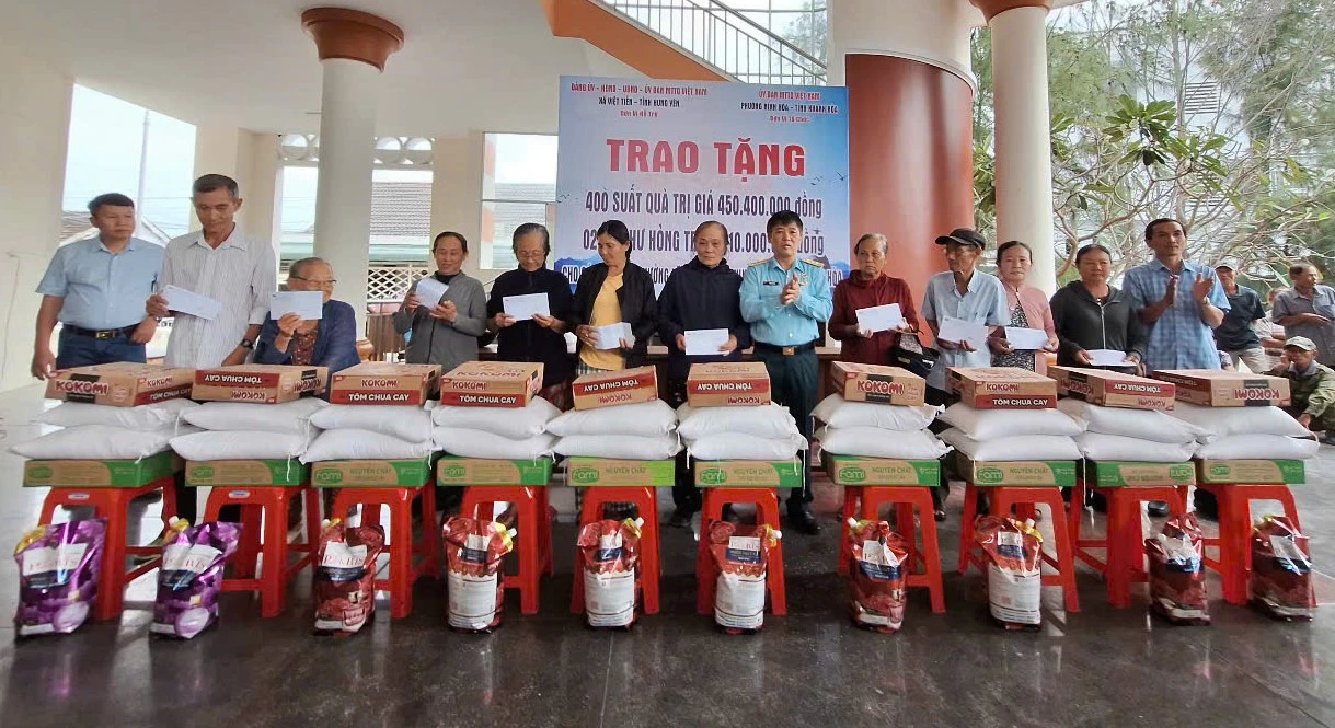 Ajándékozás Ninh Hoa kerület árvízkárosultjainak támogatására.