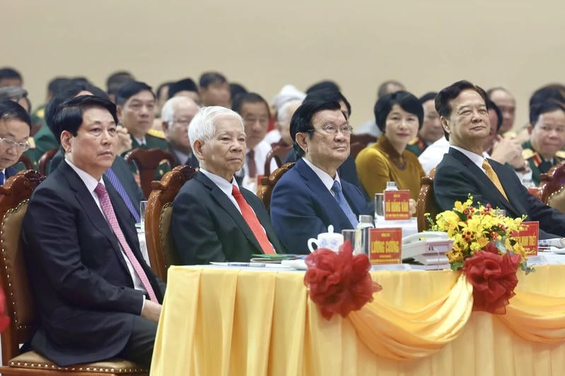 Slavnostního ceremoniálu se zúčastnil prezident Luong Cuong a bývalí představitelé strany a státu. Foto: Noviny vojenské zóny 7.