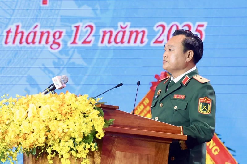 Generálmajor Tran Vinh Ngoc, tajemník strany a politický komisař 7. vojenského regionu, pronesl projev na vzpomínkové slavnosti. Foto: Noviny 7. vojenského regionu.