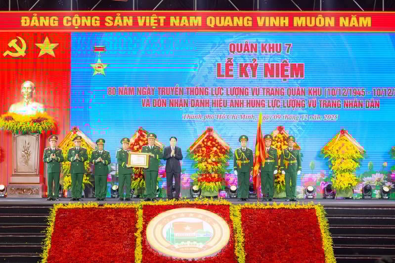 Prezident Luong Cuong udělil 7. vojenskému regionu titul Hrdina lidových ozbrojených sil. Foto: Noviny 7. vojenského regionu.