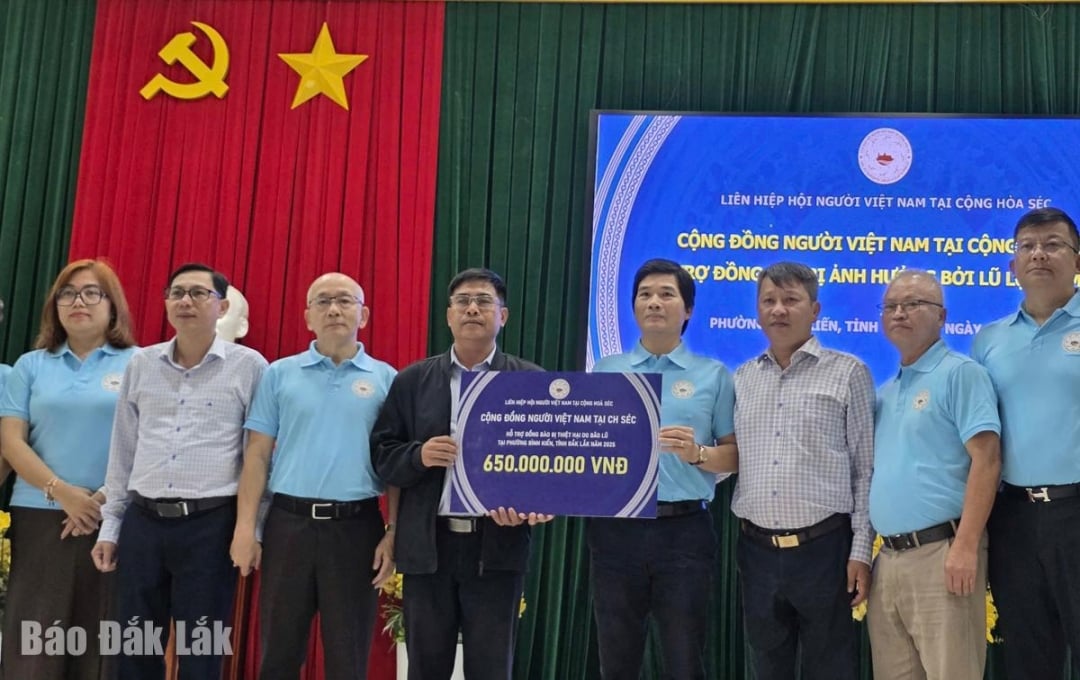 Делегація з гуманітарної допомоги Союзу в'єтнамських асоціацій Чеської Республіки відвідала район Бінь Кьєн та вручила подарунки для підтримки людей.