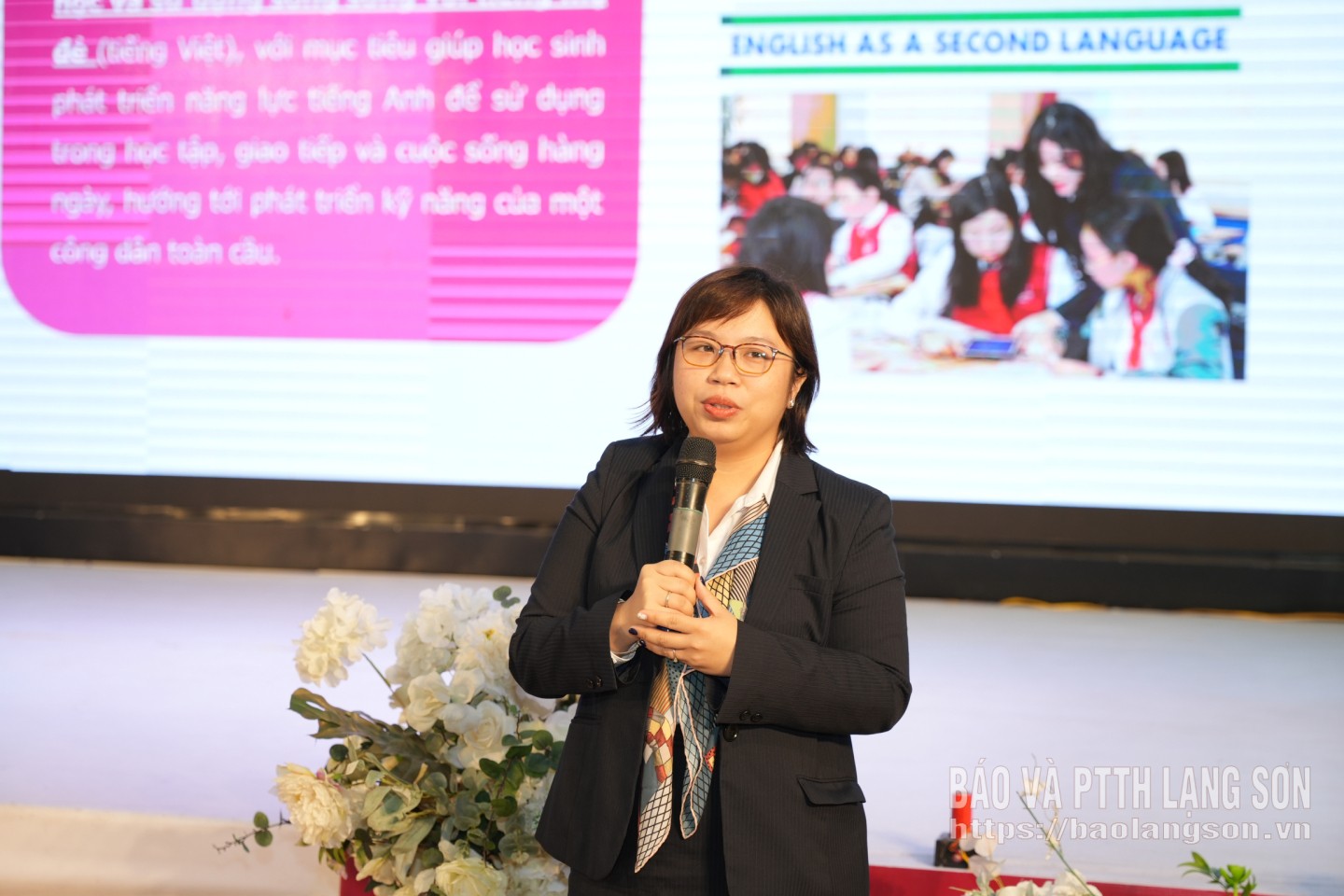 하노이 베트남국립대학교 외국어대학 외국어학부 대표들은 이번 컨퍼런스에서 영어로 과목을 가르치는 것에 대해 의견을 공유했습니다.