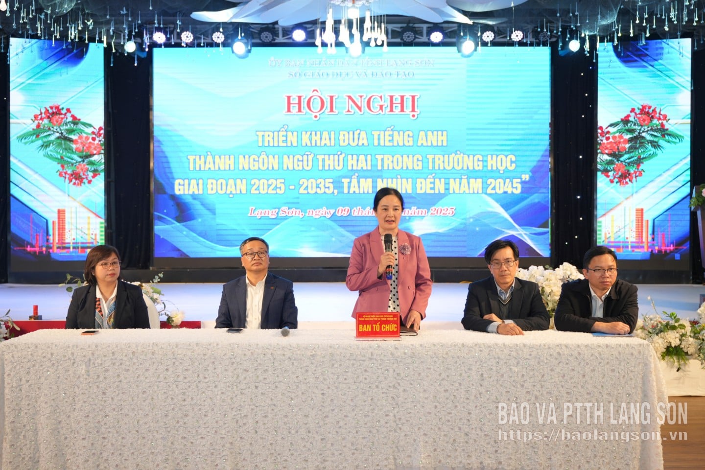 교육훈련부와 베트남국립하노이대학교 외국어대학의 수장들은 회의에서 내용을 교환하고 논의했습니다.