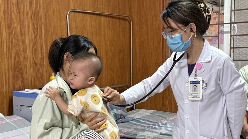 Médicos e enfermeiros do Hospital Geral Me Linh cuidam de crianças com gripe A em Hanói.