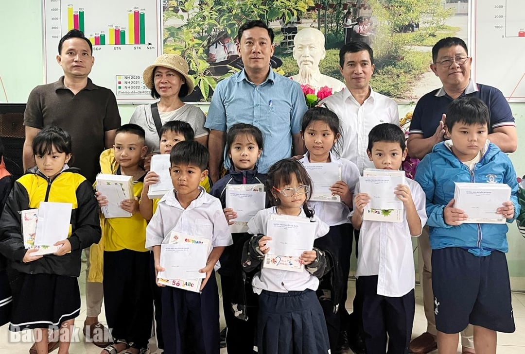 Εκπρόσωποι τοπικών ηγετών και φιλάνθρωποι έδωσαν δώρα σε μαθητές που αντιμετώπιζαν δύσκολες συνθήκες.