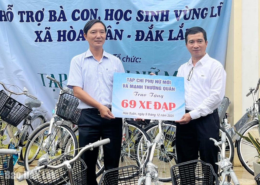 Εκπρόσωπος του φιλάνθρωπου δώρισε ένα ποδήλατο στον διευθυντή του Γυμνασίου Nguyen Chi Thanh.