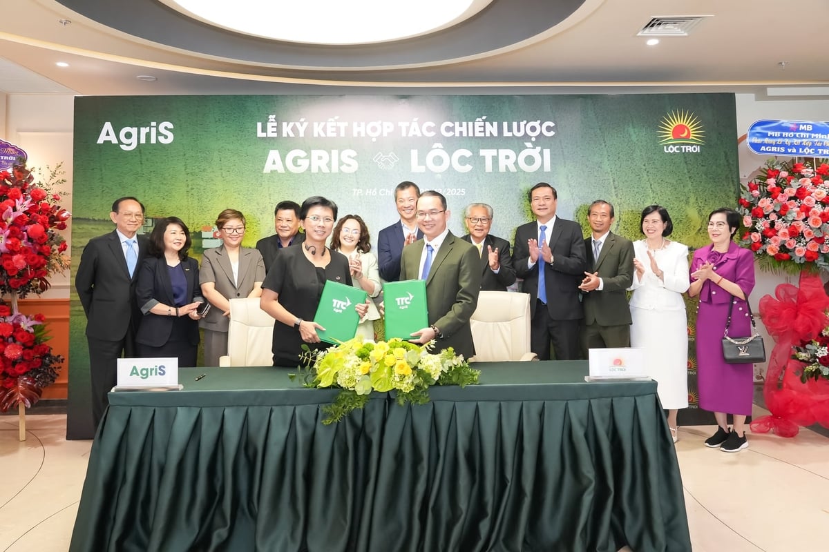 Representanter från båda sidor: Ms. Doan Thi Yen Nhi - generaldirektör för BHC (medlem i AgriS) och Mr. Nguyen Tan Hoang - generaldirektör för Loc Troi Group presenterade protokollet från undertecknandet. Foto: LP. Đại diện hai bên: Bà Đoàn Thị Yến Nhi - Tổng Giám đốc BHC (một thành viên của AgriS) và ông Nguyễn Tấn Hoàng - Tổng Giám đốc Tập đoàn Lộc Trời tiến hành trao biên bản ký kết. Ảnh: LP.