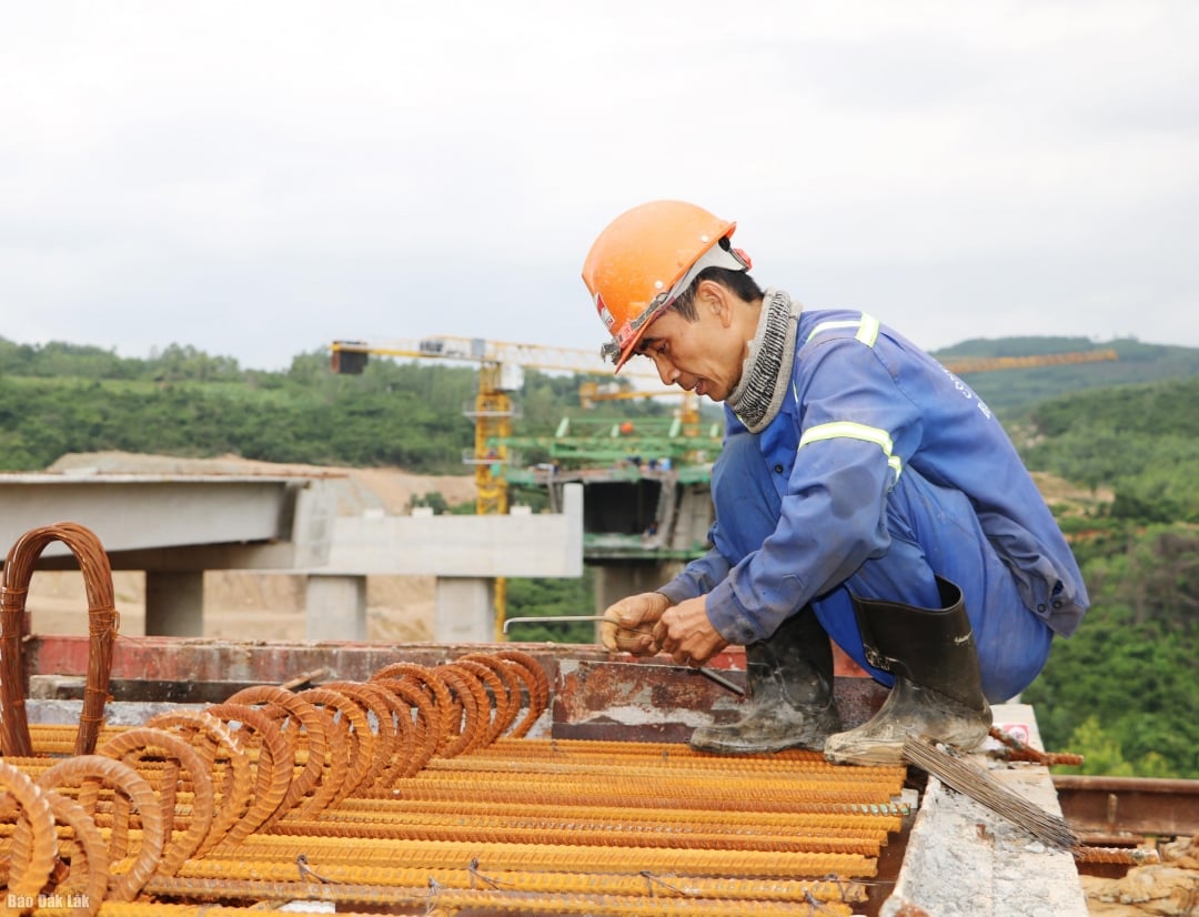 นายกรัฐมนตรีขอให้หน่วยงานต่างๆ ทบทวนและให้รางวัลแก่วิศวกรและคนงานที่ทำงานกลางวันกลางคืนในสถานที่ก่อสร้าง