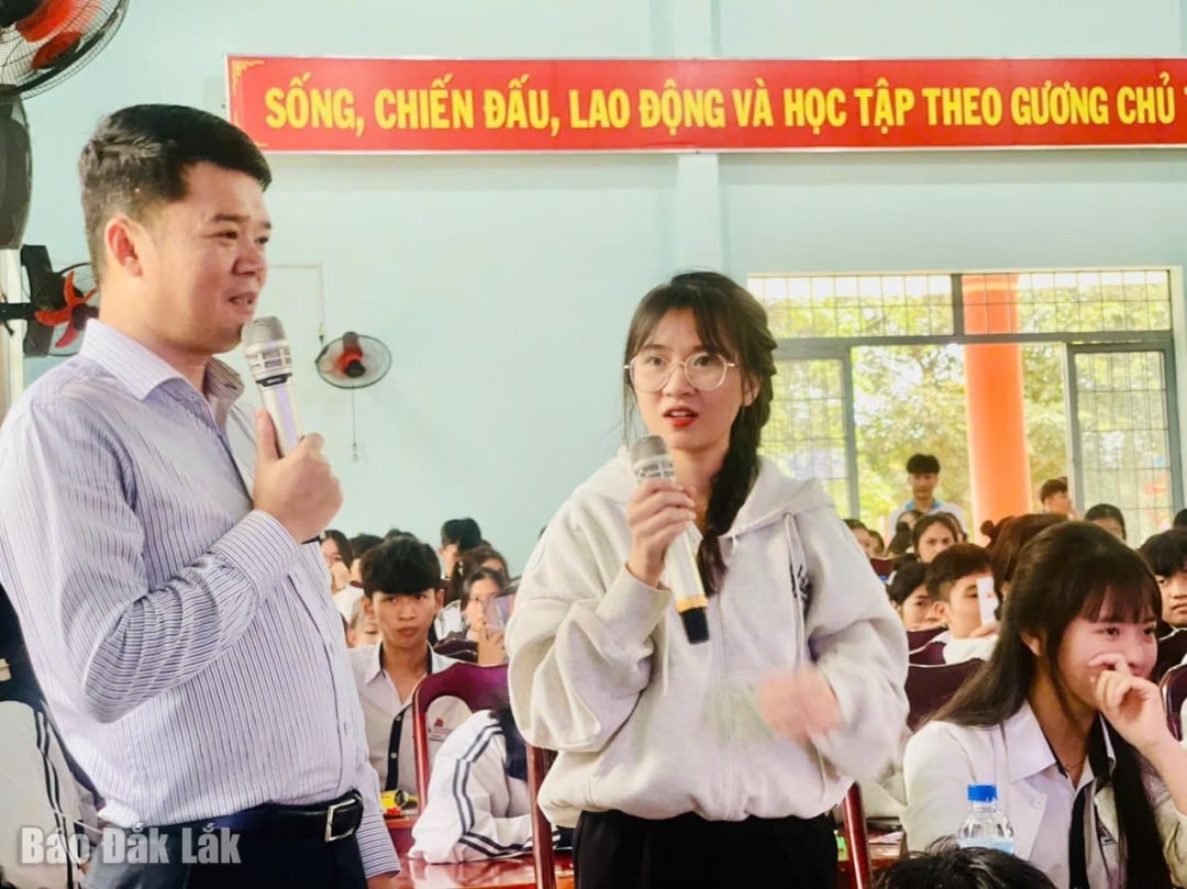 Trao đổi, tư vấn hướng nghiệp cho học sinh THPT trên địa bàn xã Ea Nuôl.