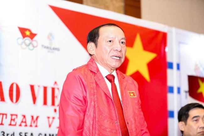 ທ່ານລັດຖະມົນຕີ ຫງວຽນວັນຮຸ່ງ ຢ້ຽມຢາມ ແລະ ໃຫ້ກຳລັງໃຈຄະນະຜູ້ແທນກິລາ ຫວຽດນາມ ກ່ອນເປີດງານມະຫາກຳກິລາຊີເກມຄັ້ງທີ 33 - ຮູບທີ 1. Bộ trưởng Nguyễn Văn Hùng thăm, động viên Đoàn Thể thao Việt Nam trước thềm khởi tranh SEA Games 33 - Ảnh 1.