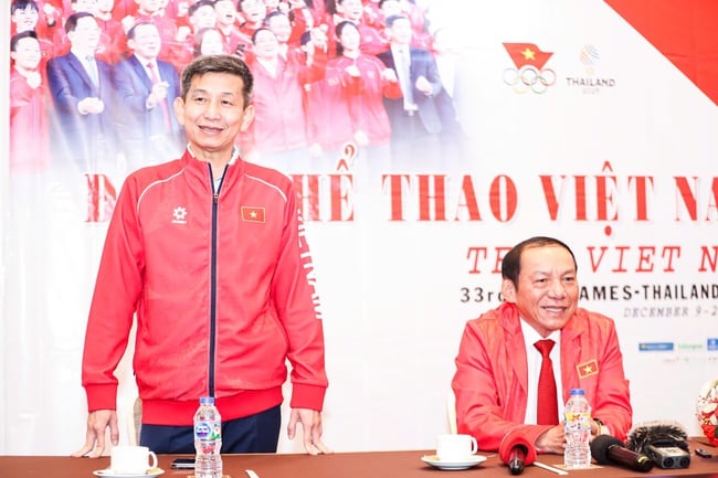 ທ່ານລັດຖະມົນຕີ ຫງວຽນວັນຮຸ່ງ ຢ້ຽມຢາມ ແລະ ໃຫ້ກຳລັງໃຈຄະນະຜູ້ແທນກິລາຫວຽດນາມ ກ່ອນເປີດງານມະຫາກຳກິລາຊີເກມຄັ້ງທີ 33 - ຮູບທີ 2. Bộ trưởng Nguyễn Văn Hùng thăm, động viên Đoàn Thể thao Việt Nam trước thềm khởi tranh SEA Games 33 - Ảnh 2.