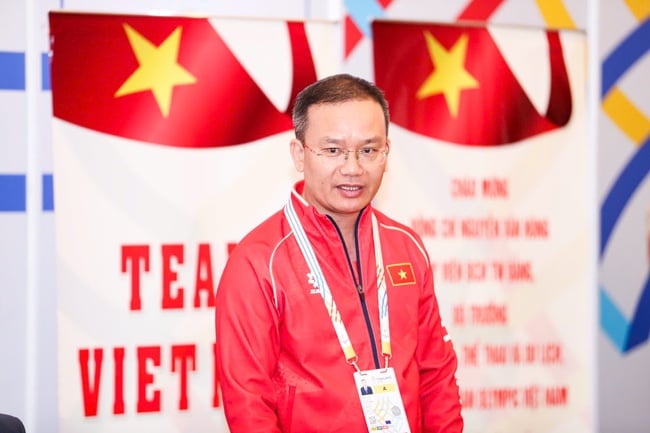 ທ່ານລັດຖະມົນຕີ ຫງວຽນວັນຮຸ່ງ ຢ້ຽມຢາມ ແລະ ໃຫ້ກຳລັງໃຈຄະນະຜູ້ແທນກິລາ ຫວຽດນາມ ກ່ອນເປີດງານມະຫາກຳກິລາຊີເກມຄັ້ງທີ 33 - ຮູບທີ 3. Bộ trưởng Nguyễn Văn Hùng thăm, động viên Đoàn Thể thao Việt Nam trước thềm khởi tranh SEA Games 33 - Ảnh 3.