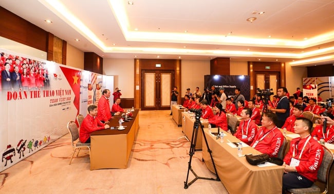 ທ່ານລັດຖະມົນຕີ ຫງວຽນວັນຮຸ່ງ ຢ້ຽມຢາມ ແລະ ໃຫ້ກຳລັງໃຈຄະນະຜູ້ແທນກິລາຫວຽດນາມ ກ່ອນເປີດງານມະຫາກຳກິລາຊີເກມຄັ້ງທີ 33 - ຮູບທີ 4. Bộ trưởng Nguyễn Văn Hùng thăm, động viên Đoàn Thể thao Việt Nam trước thềm khởi tranh SEA Games 33 - Ảnh 4.