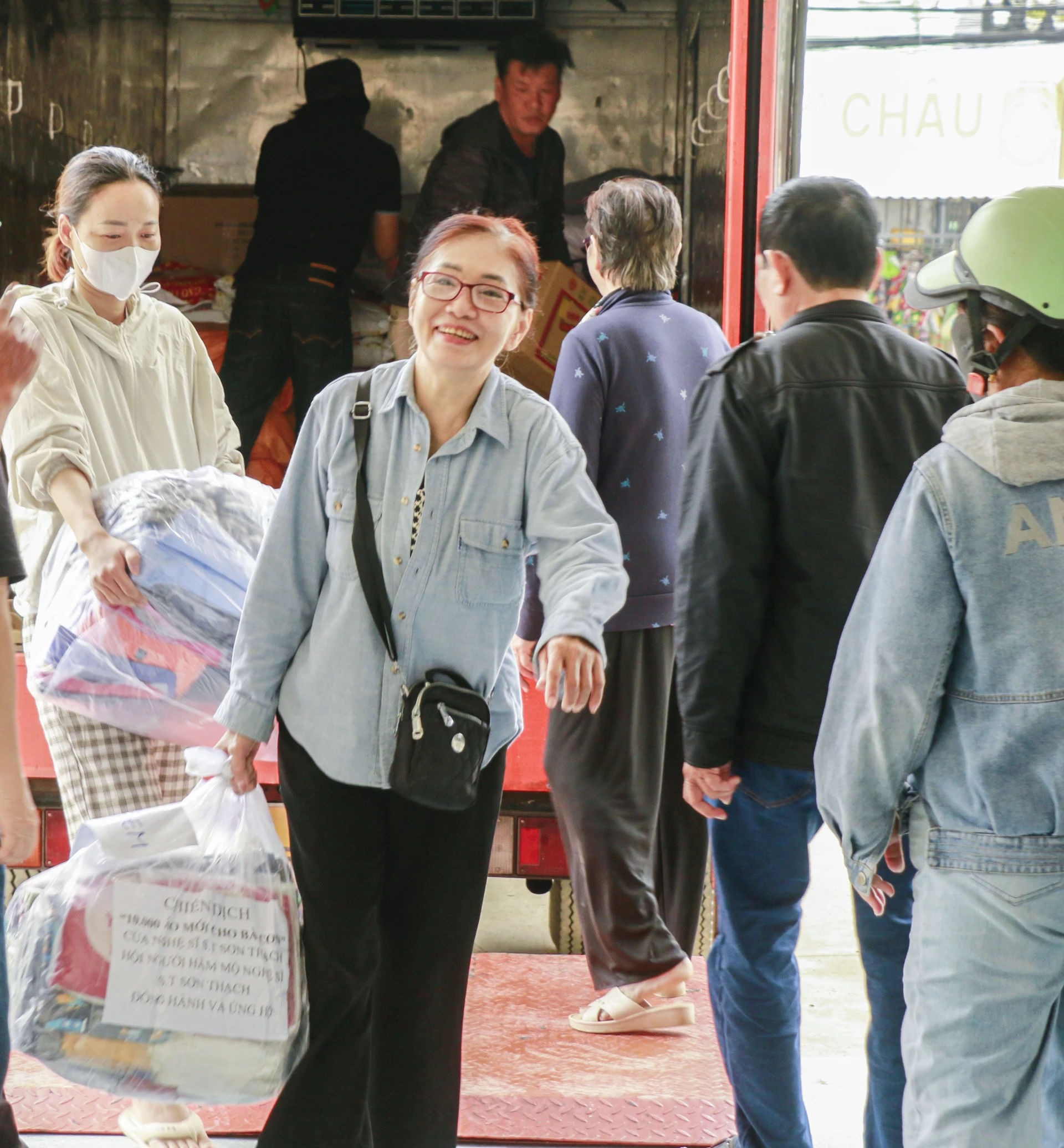 คณะได้ขนของบริจาคจากรถบรรทุกไปยังจุดรวมพลที่แขวงเตยญาจาง