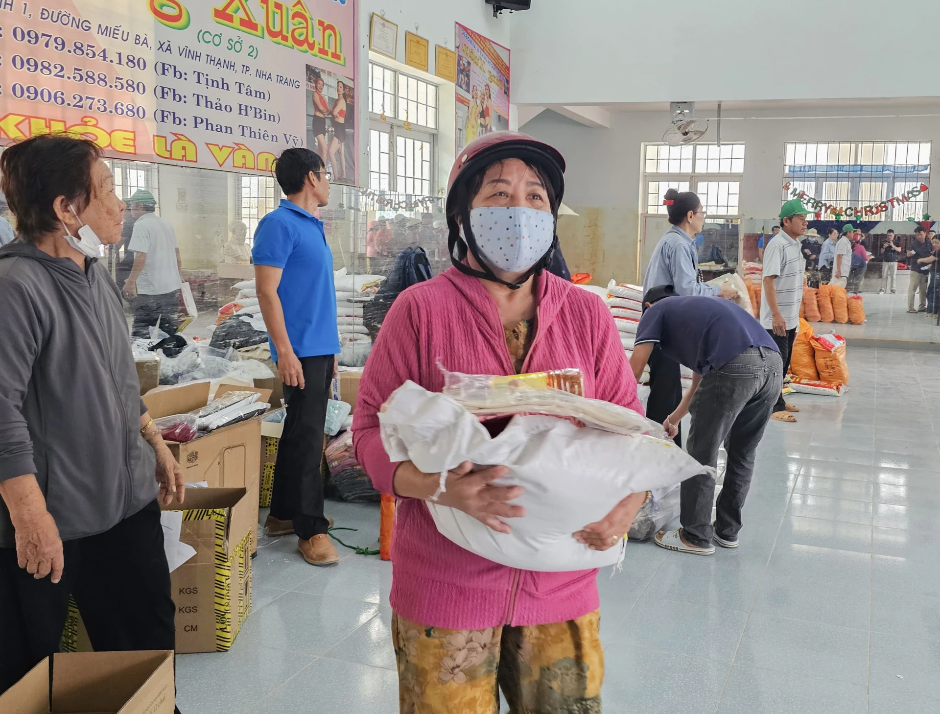 ผู้ประสบภัยน้ำท่วมในเขตอำเภอไทรญาจางได้รับของขวัญช่วยเหลือ